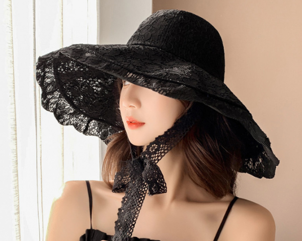 Topi Floppy dengan Renda Hitam